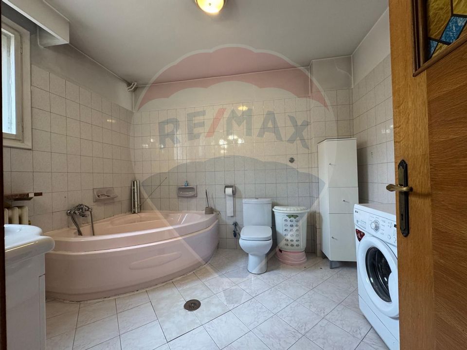 House / Villa with 6 rooms for sale in the area of 23 August (Catelul)