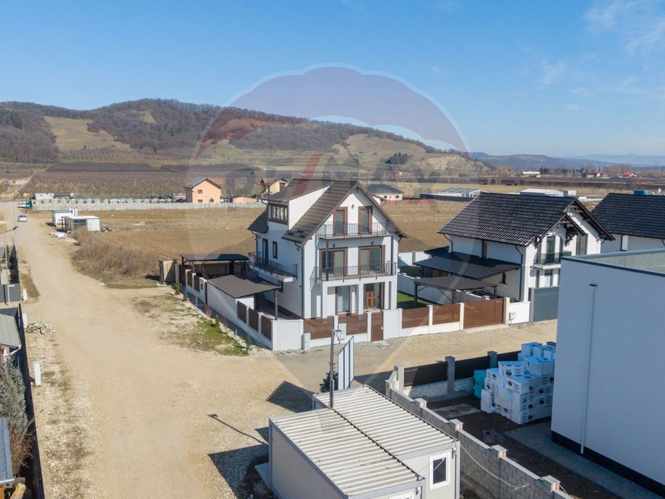 Proprietate speciala, cu destinatii multiple, Sanpetru/ Harman!