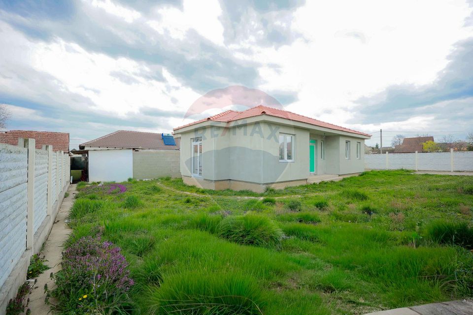 De vânzare casă semifinisată cu 3 camere, 455 mp teren, în Cihei