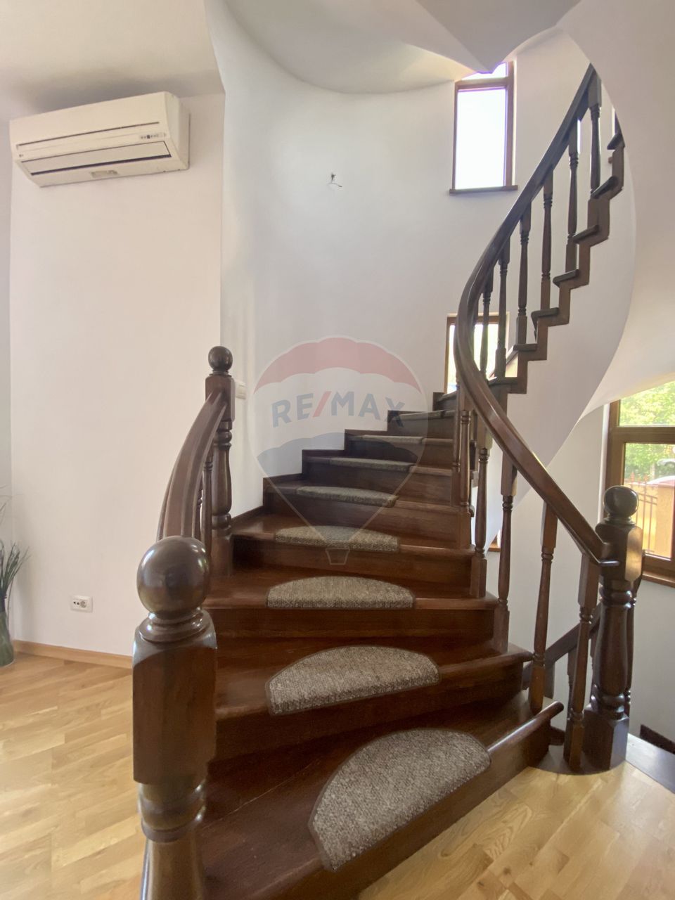 Casa / Vila cu 8 camere de închiriat în zona Aviatiei