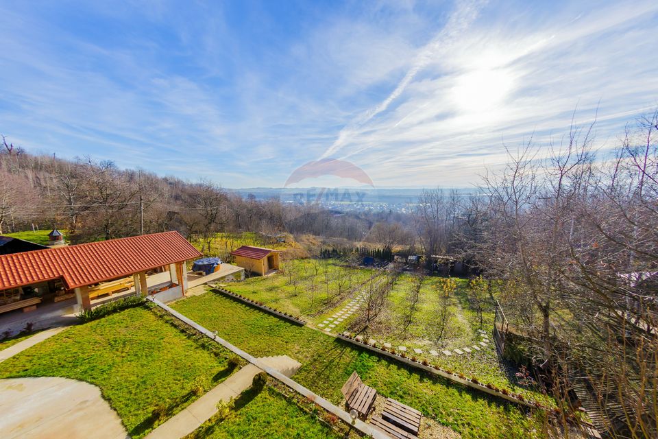 VILA CU TEREN GENEROS DE VANZARE/SCHIMB CU CASA