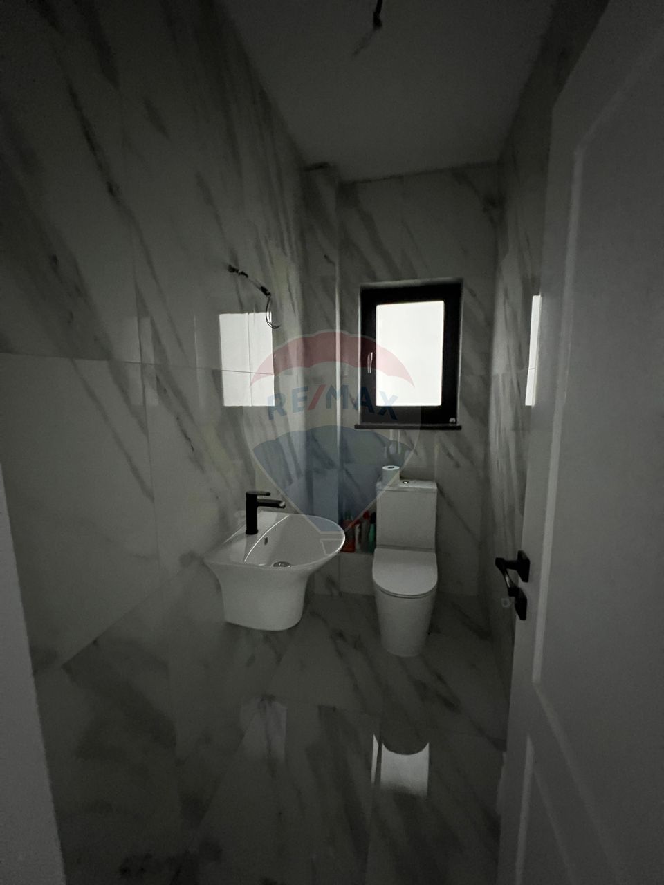 Apartament nou, 3 camere, curte proprie 50mp, de vânzare