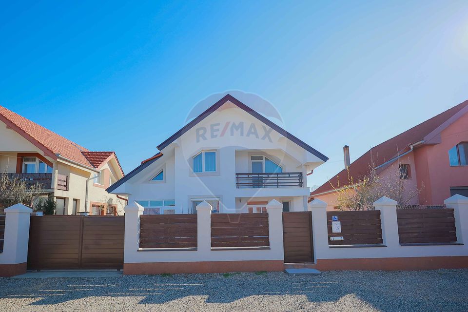 Casă cu 5 camere de vânzare în zona Episcopia Bihorului