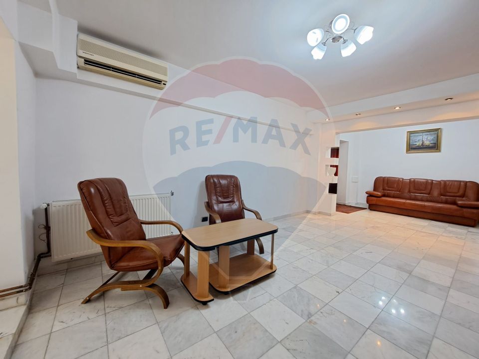 Apartament spatios cu 4 camere de vanzare pe Bdul Decebal