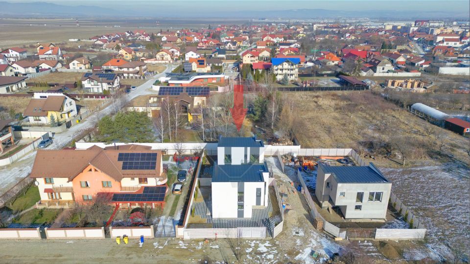 Casă / Vilă cu 4 camere de vânzare în zona Ghimbav Livada