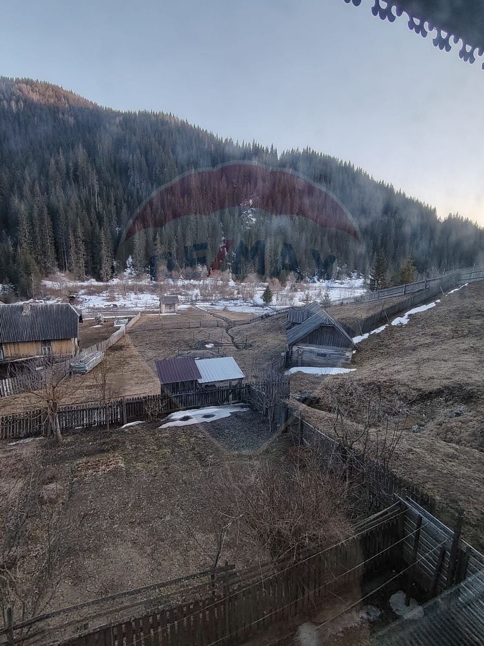 Case cu 7 camere de vânzare în comuna Panaci, sat Drăgoiasa.