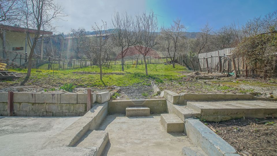 Casa renovată, cu garaj si teren de 679 mp, Scheii Brașovului