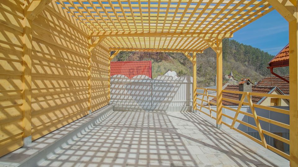 Casa renovată, cu garaj si teren de 679 mp, Scheii Brașovului