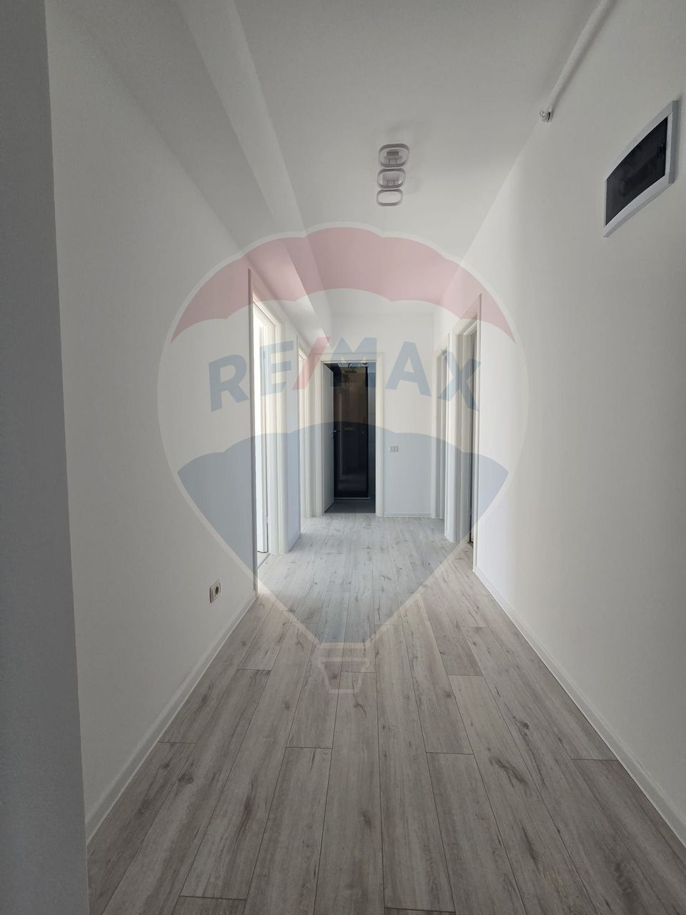 Apartament cu 3 camere de închiriat în zona Tractorul