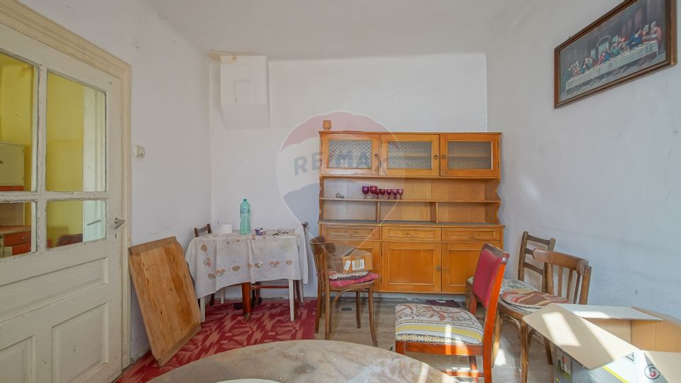 COMISION 0%! Casă cu Potențial de Renovare într-o Zonă Excelentă