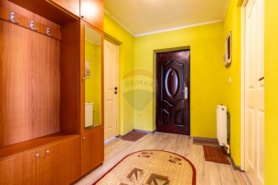 Proprietate versatilă cu casă, două hale și teren generos