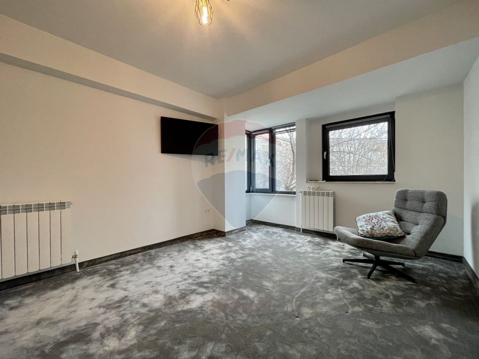 Apartament cu 3 camere de închiriat în zona Faleza Nord