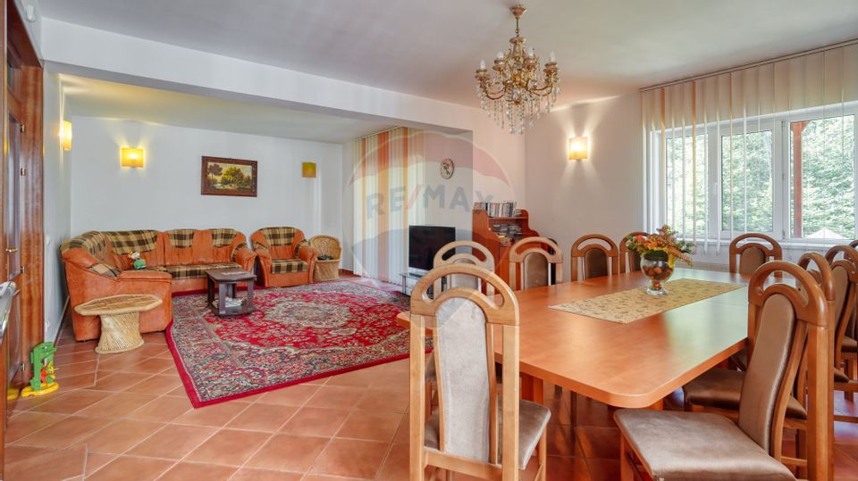 Casă / Vilă cu 8 camere de vânzare în zona Valea Rasnoavei