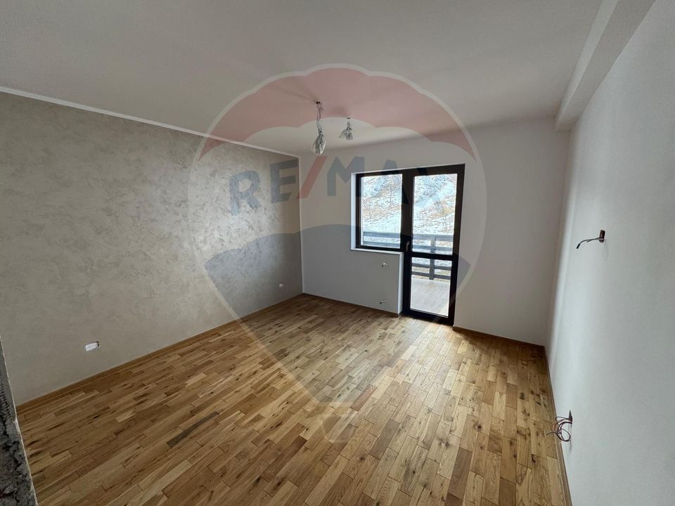 8 room House / Villa for sale, Darmanesti area