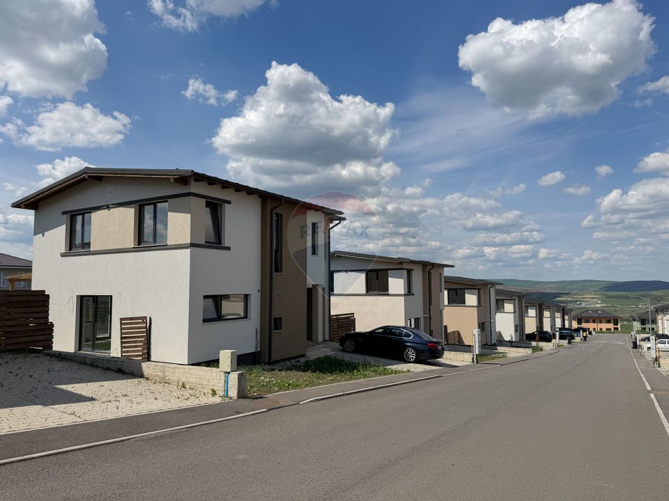Casă semifinisată în Dezmir - Spațiu, liniște, acces rapid către oraș