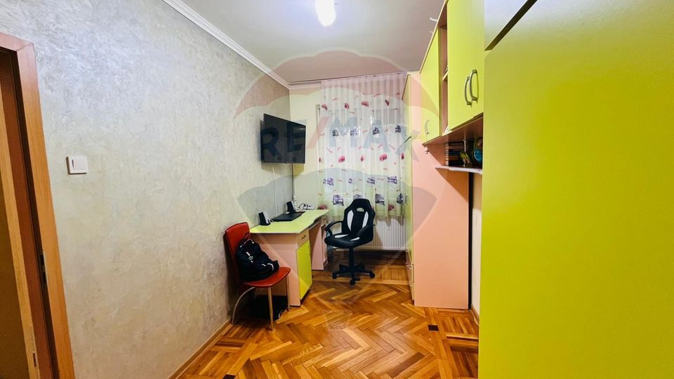 Apartament cu 3 camere de vânzare în zona Rogerius