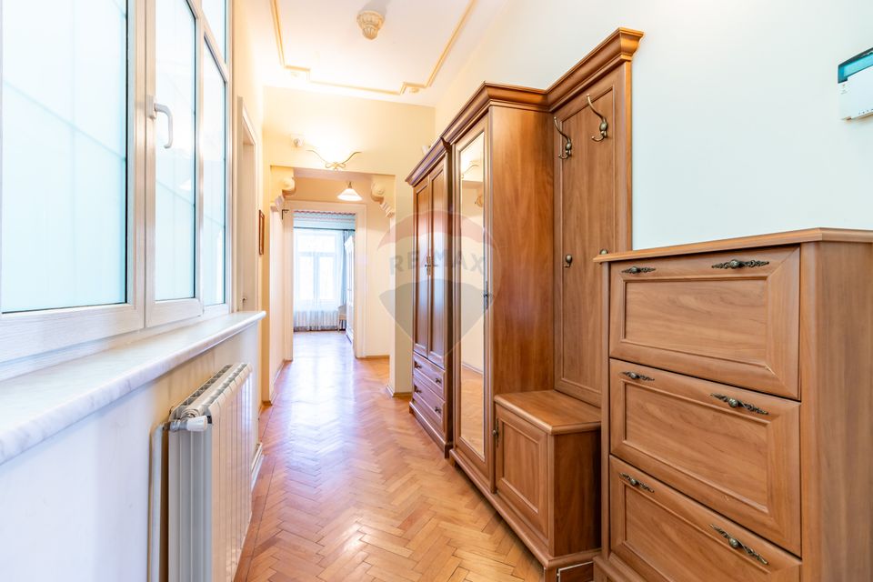 3-room apartment and open-space attic Amzei | English