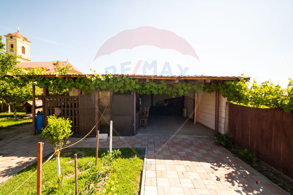 Imobil renovat, 2 apartamente, grădină și garaj – Turnu