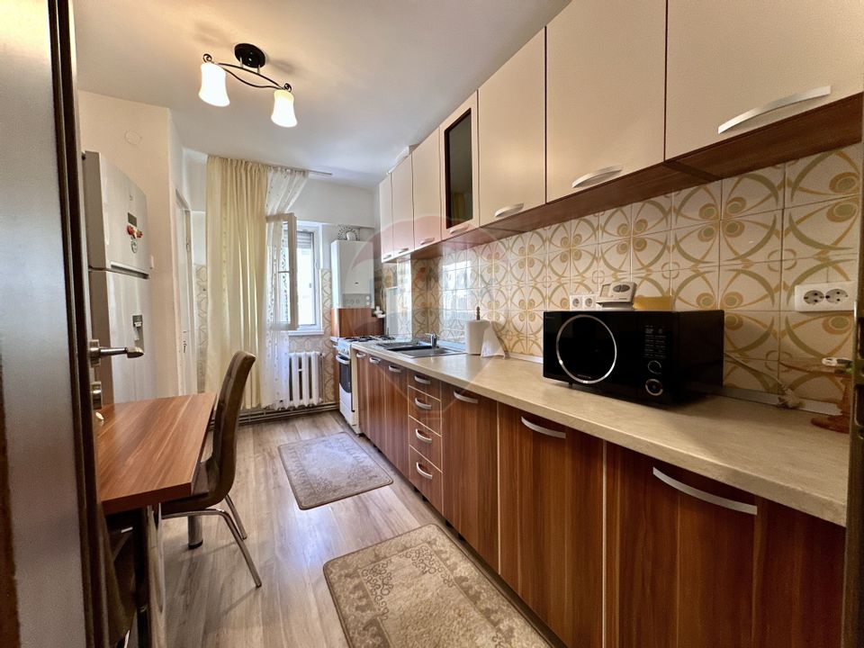 Apartament cu 3 camere de vânzare în zona Vasile Aaron