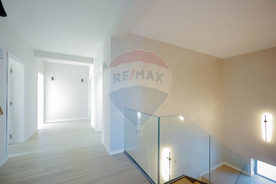 De vânzare Vilă cu 8 camere în Sânmartin, 290 mp util, teren 1100 mp