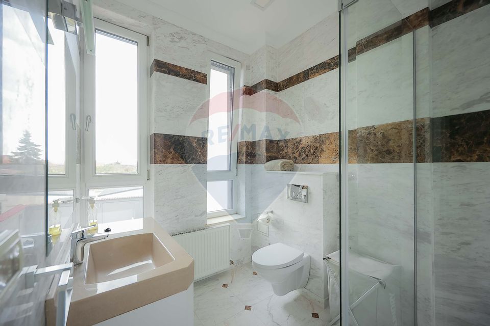 Clădire multifuncțională de vânzare – spațiu comercial + 2 apartamente