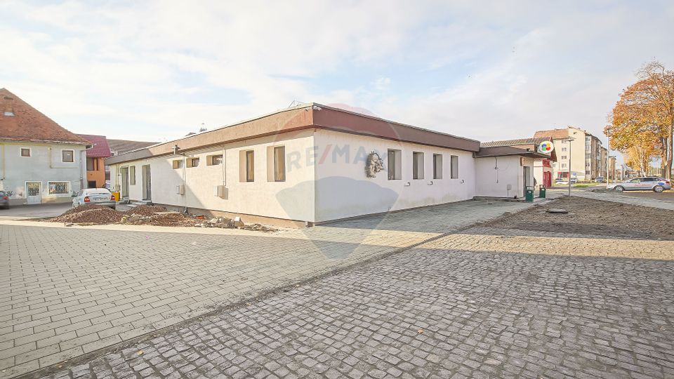 Spații comerciale de închiriat în Bod, suprafață 535 mp,  3 intrări