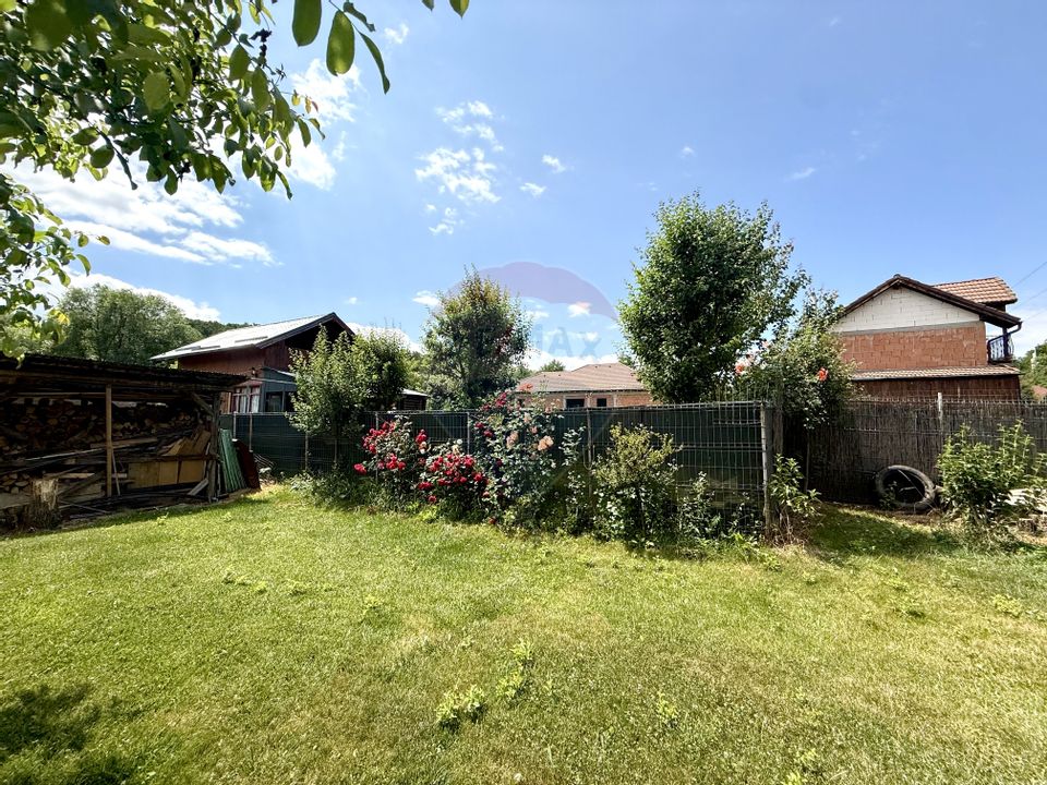 Comision 0% Casă de vânzare în Stolna cu livada,ciubăr,teren de 1464mp