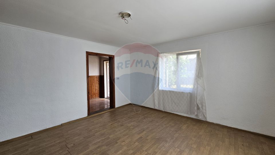 Casă  cu 3 camere, teren intravilan de 1300mp în Ipotești Tișăuți, SV