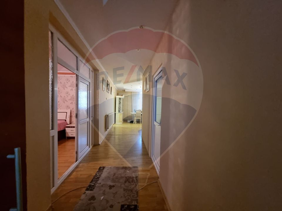 Casă / Vilă cu 4 camere de închiriat în zona Delfinariu