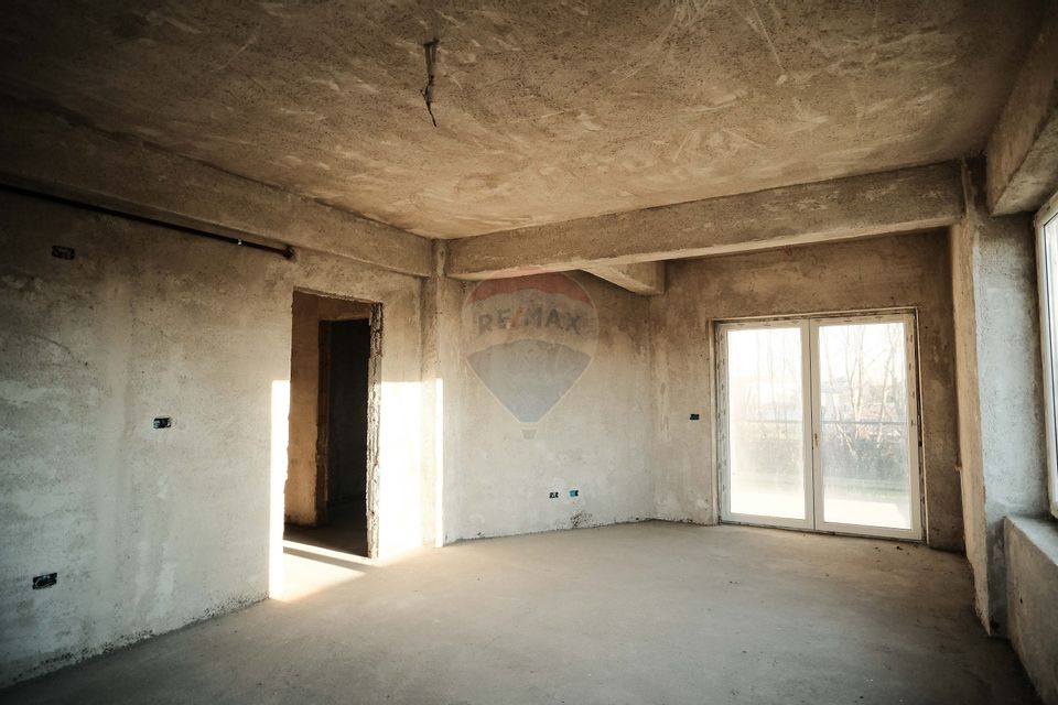 De vanzare bloc la gri format din 9 apartamente