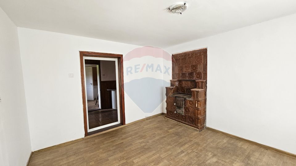 Casă  cu 3 camere, teren intravilan de 1300mp în Ipotești Tișăuți, SV