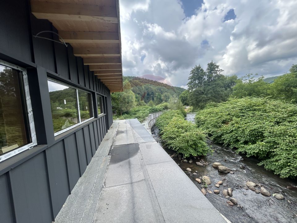 Cabană modernă tip A-frame de 312 m²  de vânzare în zona Firiza