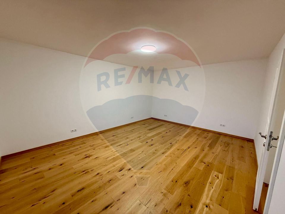 Apartament 4 camere, pe 2 niveluri si curte comuna în Centru