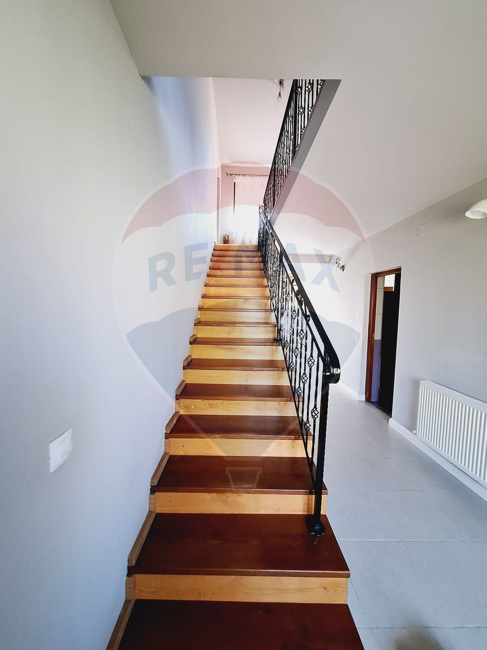 Casă / Vilă cu 5 camere de vânzare la 12-15 minute de Oradea