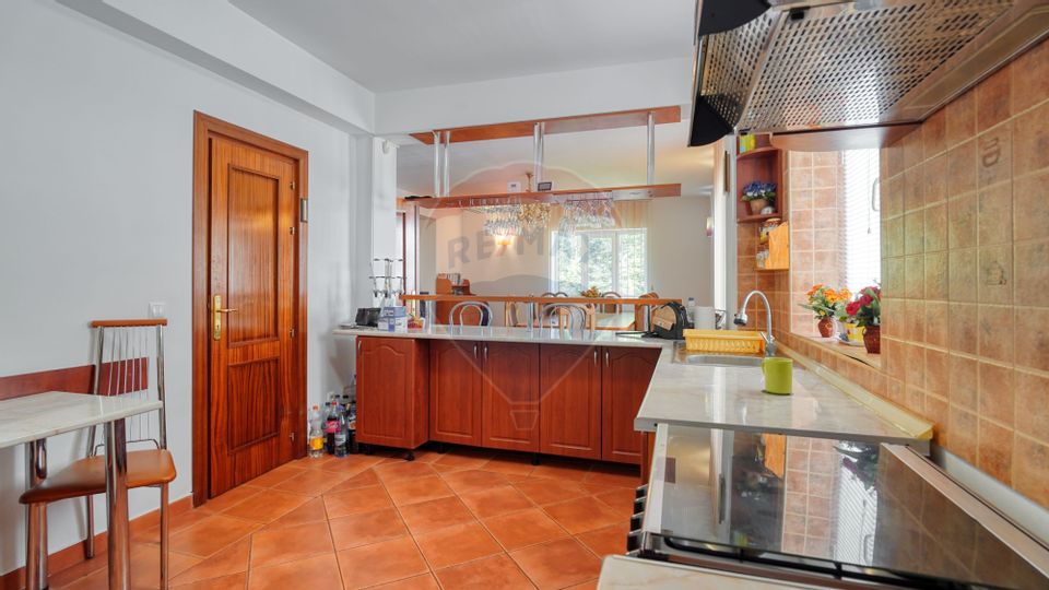 Casă / Vilă cu 8 camere de vânzare în zona Valea Rasnoavei