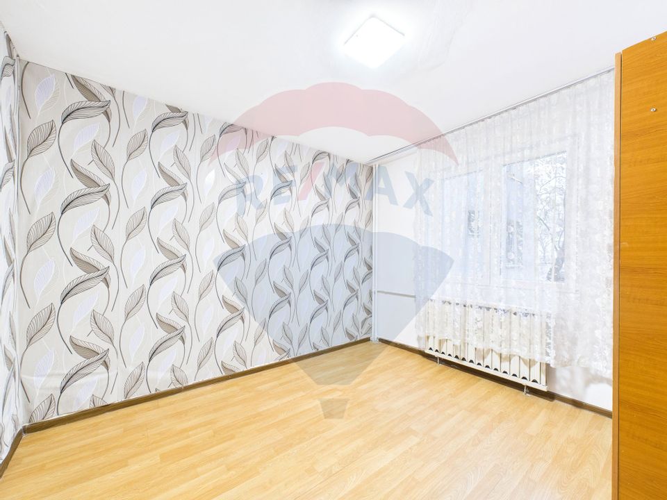 Apartament cu 4 camere de vânzare în zona Rahova