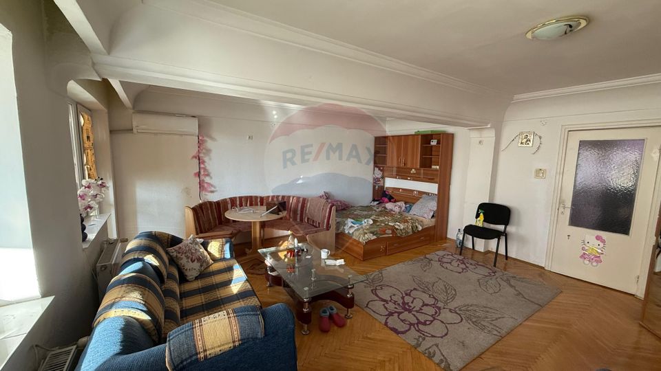 Apartament cu 4 camere de vânzare și boxă 12 mp zonă Ultracentrală