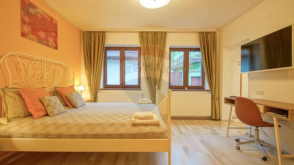 Casa cu 5 studiouri independente, terasa rooftop, vedere montana