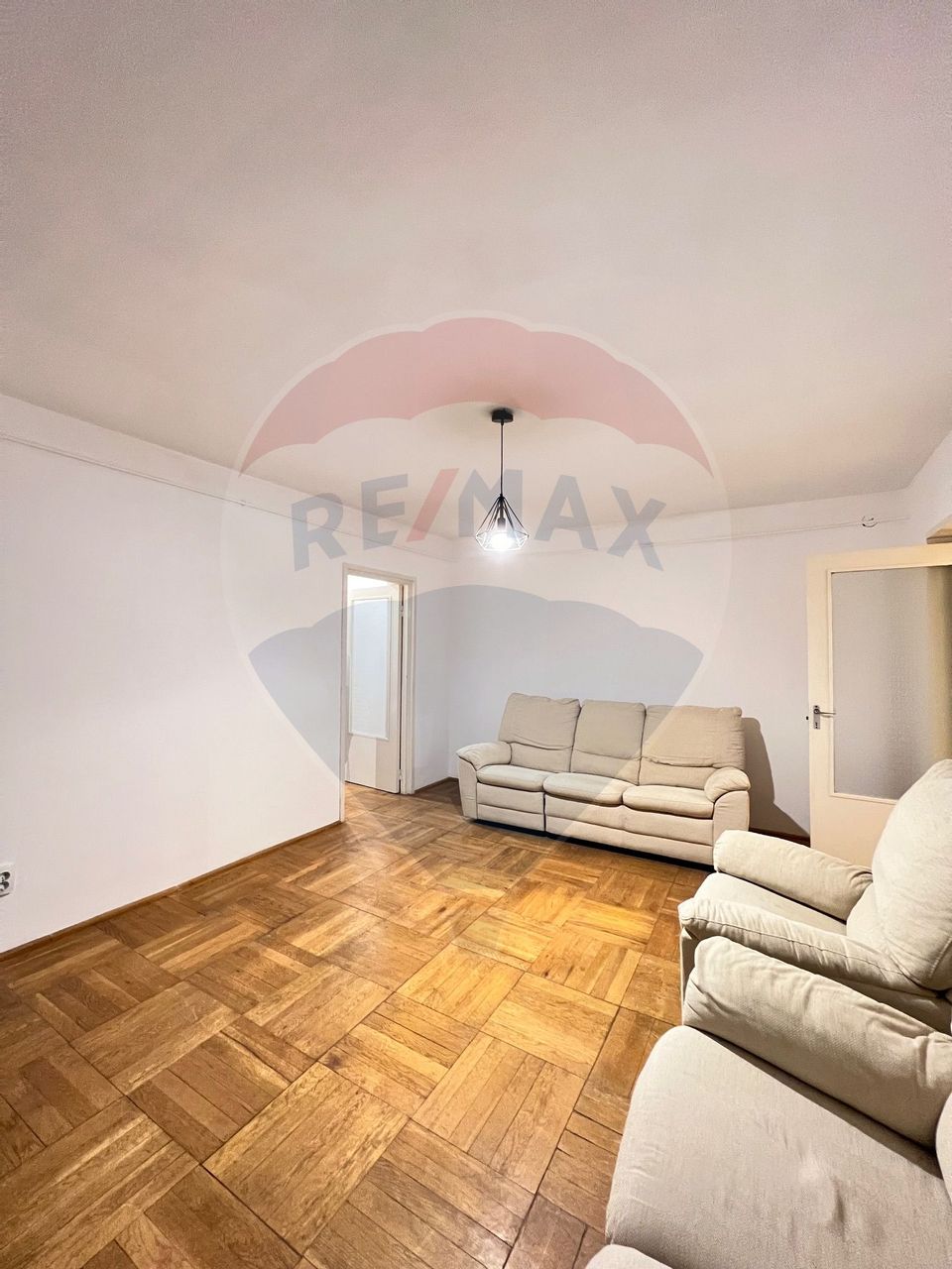 Apartament cu 3 camere de închiriat în zona Bancilor