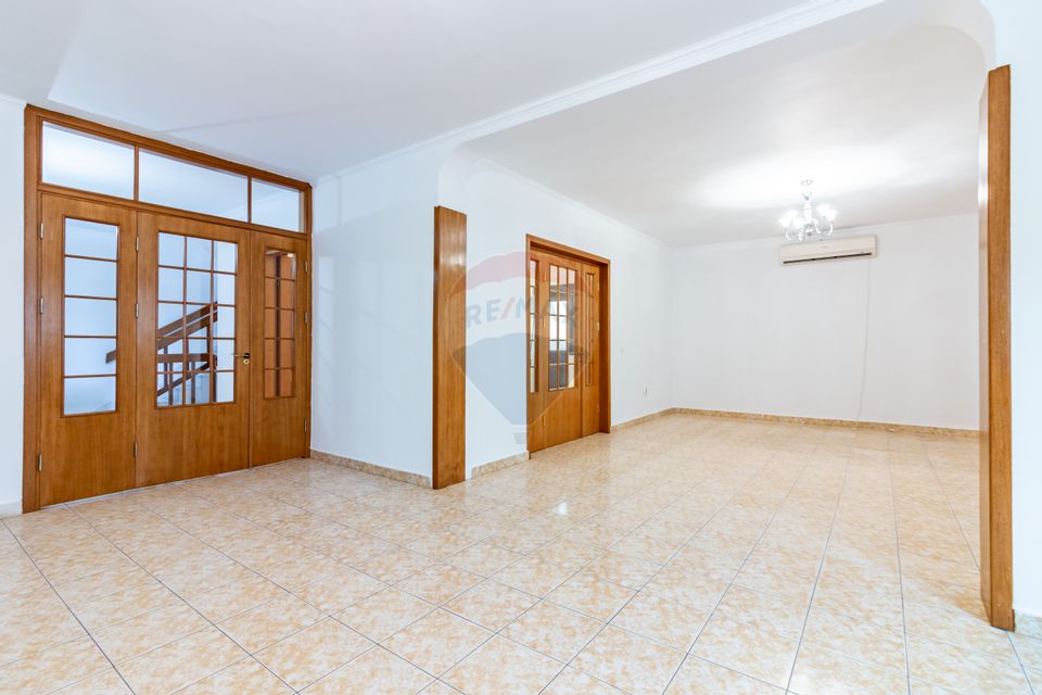 House / Villa with 13 rooms for rent in Pipera area