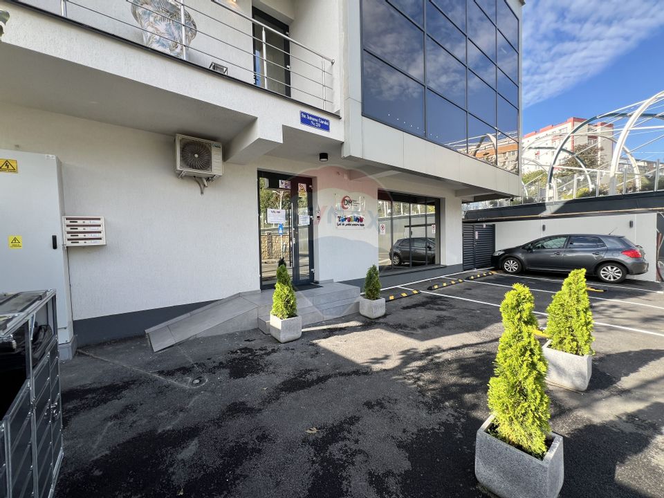 Spațiu comercial modern de închiriat / 2 locuri de parcare