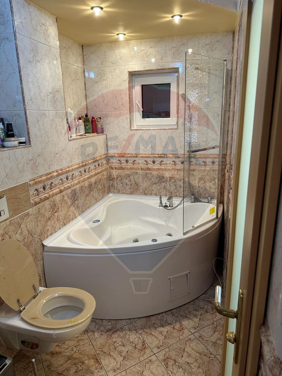 DE INCHIRIAT Apartament cu 4 camere în zona Scriitorilor