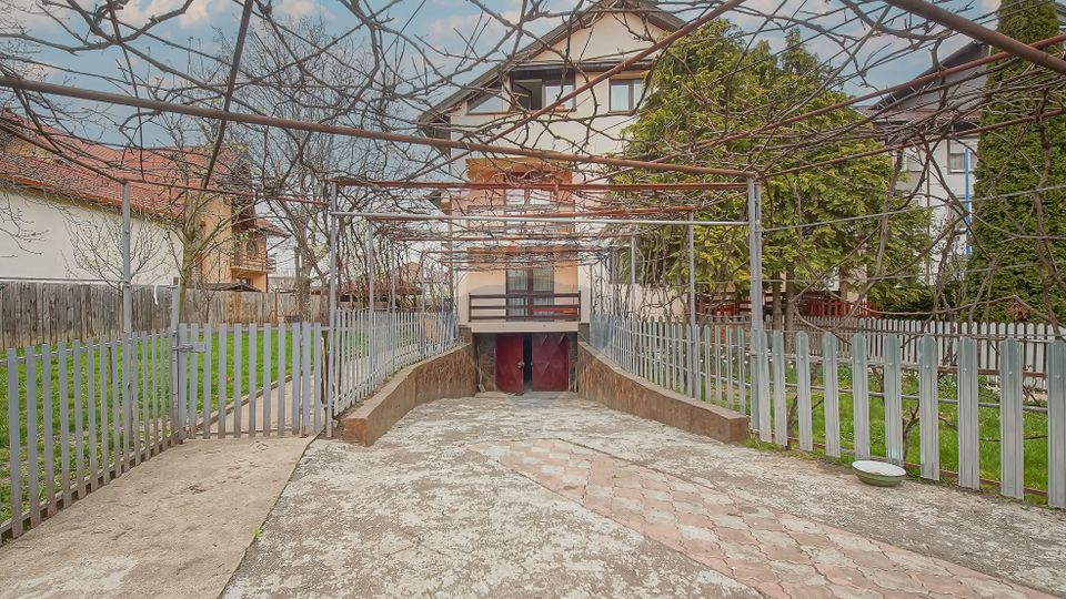 Vilă cu Teren Generos - Tractorul, Potrivită pentru Locuit sau Afacere