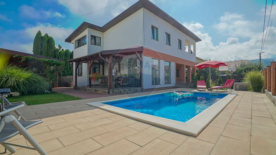 Casa moderna cu piscina Cristian