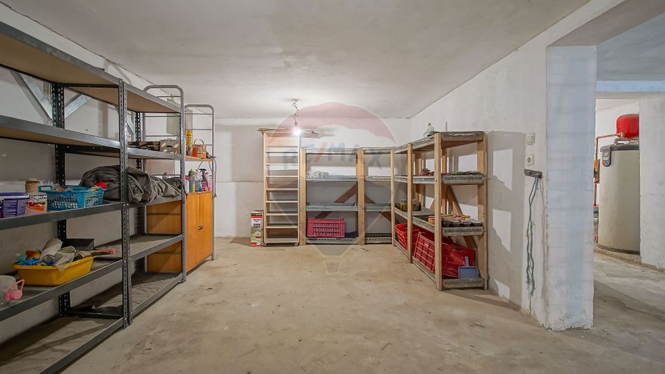 Vilă cu Teren Generos - Tractorul, Potrivită pentru Locuit sau Afacere