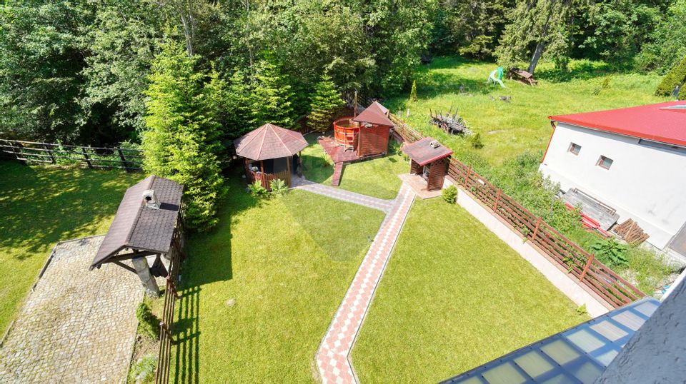Casă / Vilă cu 8 camere de vânzare în zona Valea Rasnoavei
