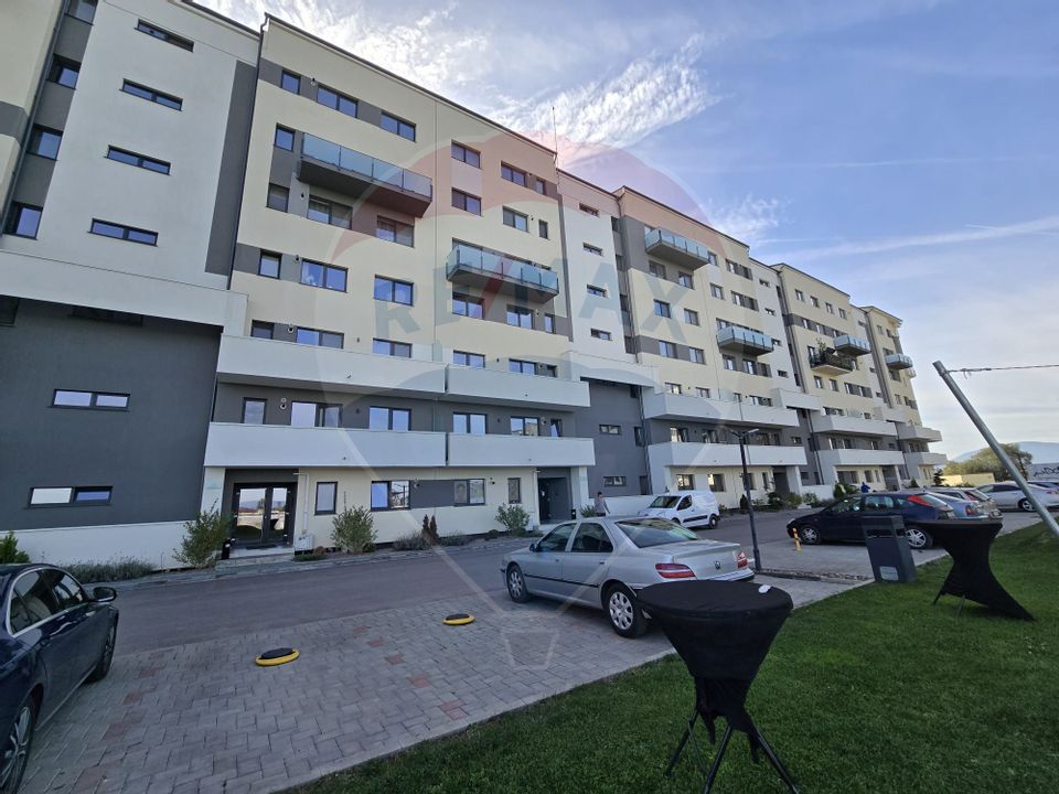 Apartament cu 3 camere de închiriat în zona Tractorul