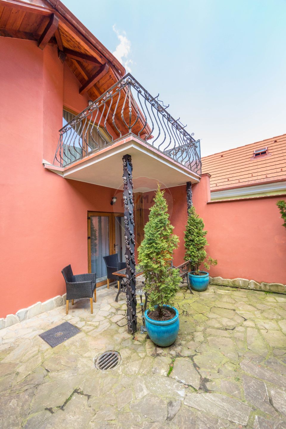 Property Located under Tâmpa composed of 2 Houses and Garden,