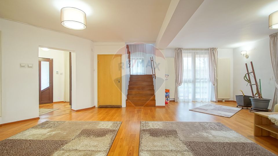 Vilă cu Teren Generos - Tractorul, Potrivită pentru Locuit sau Afacere