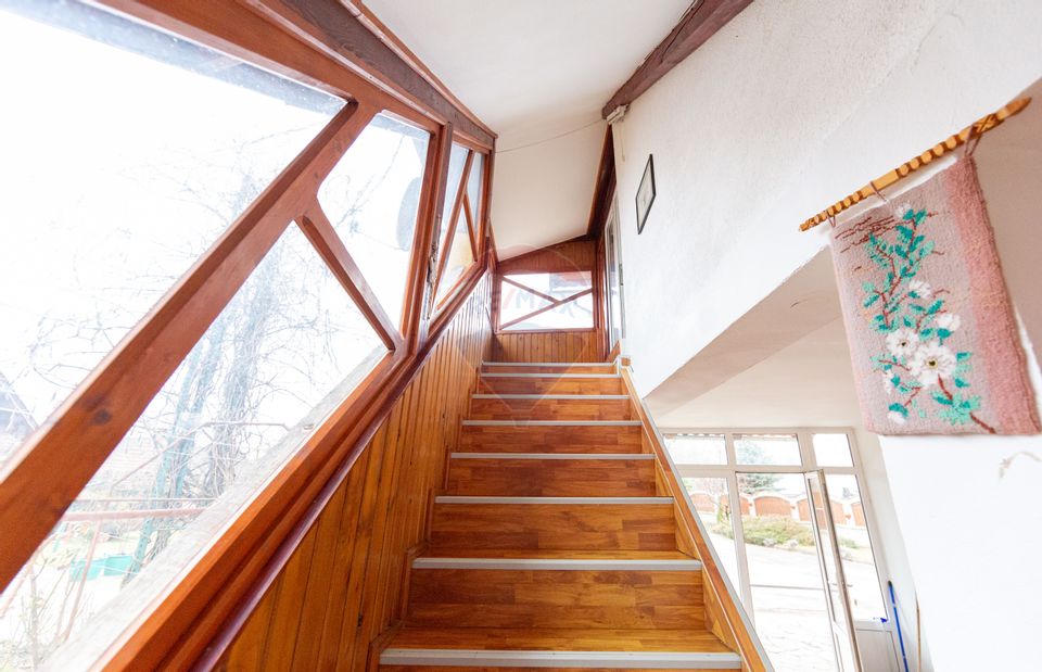 Casă spațioasă cu garaj dublu, foișor și curte amenajată